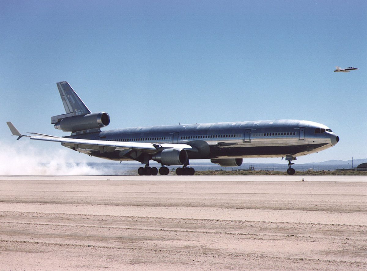 McDonnell Douglas MD-11 · 无涂装